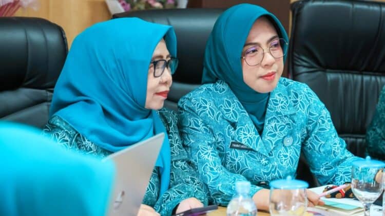 MEMIMPIN RAKOR : TP PKK Provinsi Banten Tinawati Andra Soni (kanan) memimpin rakor persiapan lomba untuk peringatan HKG PKK. (ISTIMEWA)