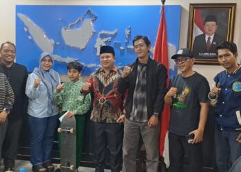 Wakil Ketua DPRD Kota Tangerang Turidi Susanto menerima kunjungan atlet skateboard muda asal Kota Tangerang, Fathian Radhika, di Gedung DPRD Kota Tangerang, Kamis (2/4/2026). (ISTIMEWA)