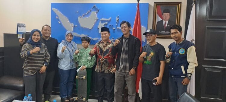Wakil Ketua DPRD Kota Tangerang Turidi Susanto menerima kunjungan atlet skateboard muda asal Kota Tangerang, Fathian Radhika, di Gedung DPRD Kota Tangerang, Kamis (2/4/2026). (ISTIMEWA)