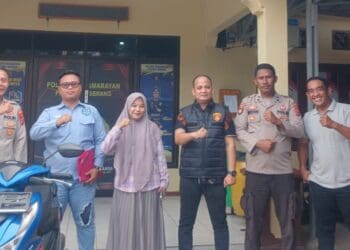Kapolsek Pamarayan AKP Yusuf Ependi, menyerahkan satu unit sepeda motor Honda Beat kepada Ulfa (30), warga Kecamatan Petir, Kabupaten Serang, Kamis (2/4/2026). (ISTIMEWA)