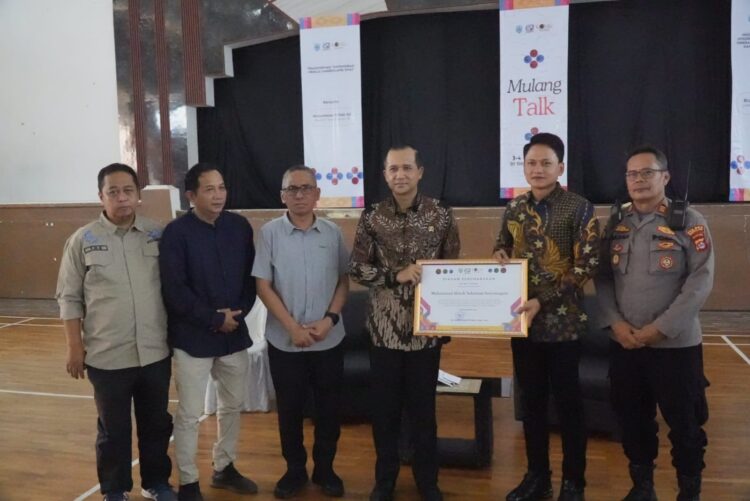 Menteri Transmigrasi RI, Muhammad Iftitah Sulaiman, didampingi Wabup Pandeglang Iing Andri Supriadi, serta sejumlah pejabat setempat, menghadiri diskusi di gedung Graha Pancasila (GP), Jumat (3/4/2026). (ISTIMEWA)