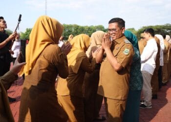 BERSALAMAN : Gubernur Banten Andra Soni bersalaman dengan para pegawai Pemprov Banten beberapa waktu lalu. Selama sepekan terakhir, Pemprov Banten terus mengingatkan pegawai melakukan penghematan energi dan menyampaikan pemberlakuan WFH sekali dalam sepekan. (ISTIMEWA)