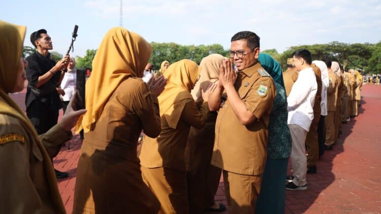 BERSALAMAN : Gubernur Banten Andra Soni bersalaman dengan para pegawai Pemprov Banten beberapa waktu lalu. Selama sepekan terakhir, Pemprov Banten terus mengingatkan pegawai melakukan penghematan energi dan menyampaikan pemberlakuan WFH sekali dalam sepekan. (ISTIMEWA)