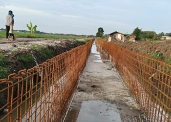 MEMBANGUN IRIGASI : Dua aliran air irigasi di Desa Kamuning dan Desa Bojongpandan, Kecamatan Tunjungteja, Kabupaten Serang dibangun sejak akhir 2025 lalu dan belum terselesaikan sampai sekarang. Aliran irigasi itu menjadi salah satu program Nasional dalam rangka swasembada pangan. (ADIB FAHRI/SATELITNEWS.COM)