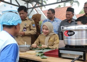 PELATIHAN - Bupati Serang Ratu Rachmatuzakiyah memberikan Pelatihan pengolahan hasil perikanan bagi penyandang disabilitas Kabupaten Serang dan Sosialisasi Kurasi Produk UMKM tahun 2026 di Pesona Krakatau Hotel and Cottage Kecamatan Cinangka, Senin (6/4/2026). (ISTIMEWA)