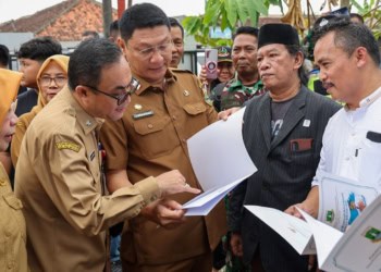 MEMERIKSA NIB : Sekda Banten Deden Apriandi (tengah), memeriksa dokumen NIB yang sudah dicetak melalui program POLI Perizinan.(ISTIMEWA).