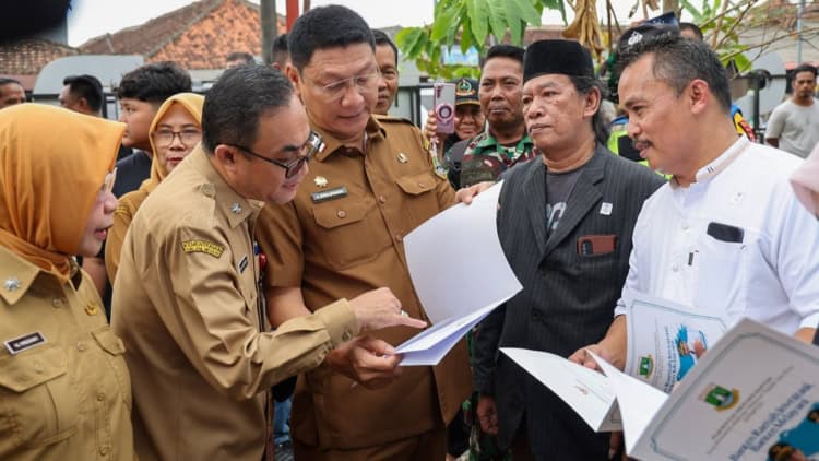 MEMERIKSA NIB : Sekda Banten Deden Apriandi (tengah), memeriksa dokumen NIB yang sudah dicetak melalui program POLI Perizinan.(ISTIMEWA).