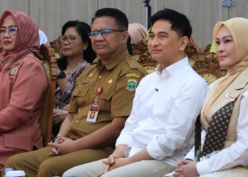 MENDENGARKAN ARAHAN : Presiden BPWI Wilayah Banten Irna Narulita (kanan) mendampingi Wakil Gubernur Banten Achmad Dimyati Natakusumah (dua dari kanan) mendengarkan arahan Presiden BPWI Pusat Giwo Rubianto Wiyogo. (ISTIMEWA)