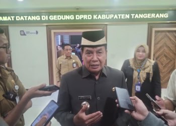 DIWAWANCARAI: Bupati Tangerang Maesyal Rasyid saat diwawancarai usai rapat paripurna DPRD dengan agenda penyampaian jawaban bupati atas pandangan umum fraksi-fraksi terhadap Laporan Keterangan Pertanggungjawaban (LKPJ) Tahun Anggaran 2025, Selasa (7/4/2026). (IST/SATELIT NEWS)