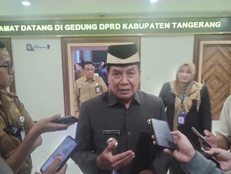 DIWAWANCARAI: Bupati Tangerang Maesyal Rasyid saat diwawancarai usai rapat paripurna DPRD dengan agenda penyampaian jawaban bupati atas pandangan umum fraksi-fraksi terhadap Laporan Keterangan Pertanggungjawaban (LKPJ) Tahun Anggaran 2025, Selasa (7/4/2026). (IST/SATELIT NEWS)