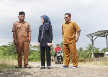 SIDAK - Bupati Serang Ratu Rachmatuzakiyah, diam-diam meninjau lokasi jalan Kemuning-Lebak Sengge Desa Kemuning, Kecamatan Waringinkurung, yang kondisinya rusak sepanjang 2 kilo meter, Selasa (7/4/2026). (SIDIK/SATELITNEWS.COM)