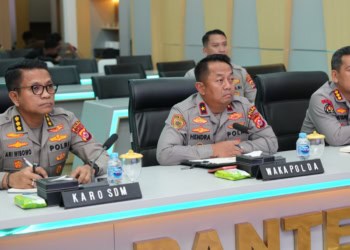 MENDENGARKAN ARAHAN : Wakapolda Banten Brigjenpol Hendra Wirawan (tengah) bederta jajaran mendengarkan arahan dari Mabes Polri secara online. (ISTIMEWA)