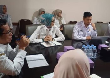 RAPAT : Tim BPKAD Provinsi Banten rapat dengan tim BPKAD Provinsi Kalimantan Selatan. (ADIB FAHRI/SATELITNEWS.COM)