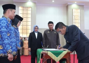 PELANTIKAN : Gubernur Banten Andra Soni, beberapa waktu lalu melakukan rotasi dan mutasi terhadap seratusan ASN Pemprov Banten. Hal itu belum bisa mengatasi stagnasi karir ratusan ASN Pemprov Banten, karena terlalu lama tidak melakukan rotasi. (DOKUMEN/SATELITNEWS.COM)