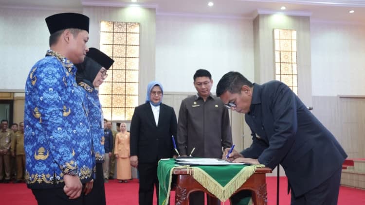 PELANTIKAN : Gubernur Banten Andra Soni, beberapa waktu lalu melakukan rotasi dan mutasi terhadap seratusan ASN Pemprov Banten. Hal itu belum bisa mengatasi stagnasi karir ratusan ASN Pemprov Banten, karena terlalu lama tidak melakukan rotasi. (DOKUMEN/SATELITNEWS.COM)