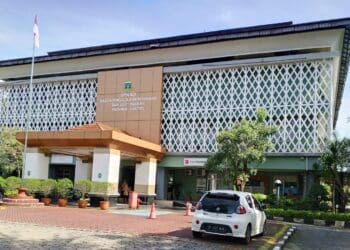 LENGANG : Parkiran kantor BPKAD Provinsi Banten lengang, Jumat (10/4/2026. Kondisi itu terjadi karena banyak pegawai yang melakukan WFH. (ADIB FAHRI/SATELITNEWS.COM)