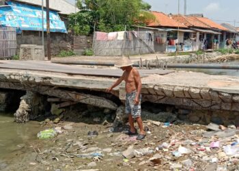 RUSAK PARAH - Jembatan penghubung antara Desa Lontar dengan Desa Alang-Alang, Kecamatan Tirtayasa, Kabupaten Serang, rusak parah, Jumat (10/4/2026). (SIDIK/SATELITNEWS.COM)