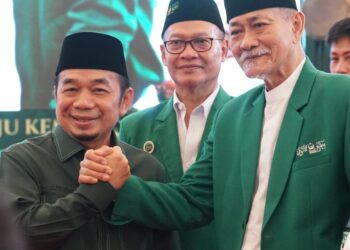 Ketum PBMA Periode 2026 - 2031 Jajuli Juwaini (kiri), bersalaman dengan mantan Ketum PBMA yang kini menjadi Ketua Majelis Amanah PBMA periode 2026–2031, Embay Mulya Syarief (kanan). (ISTIMEWA)
