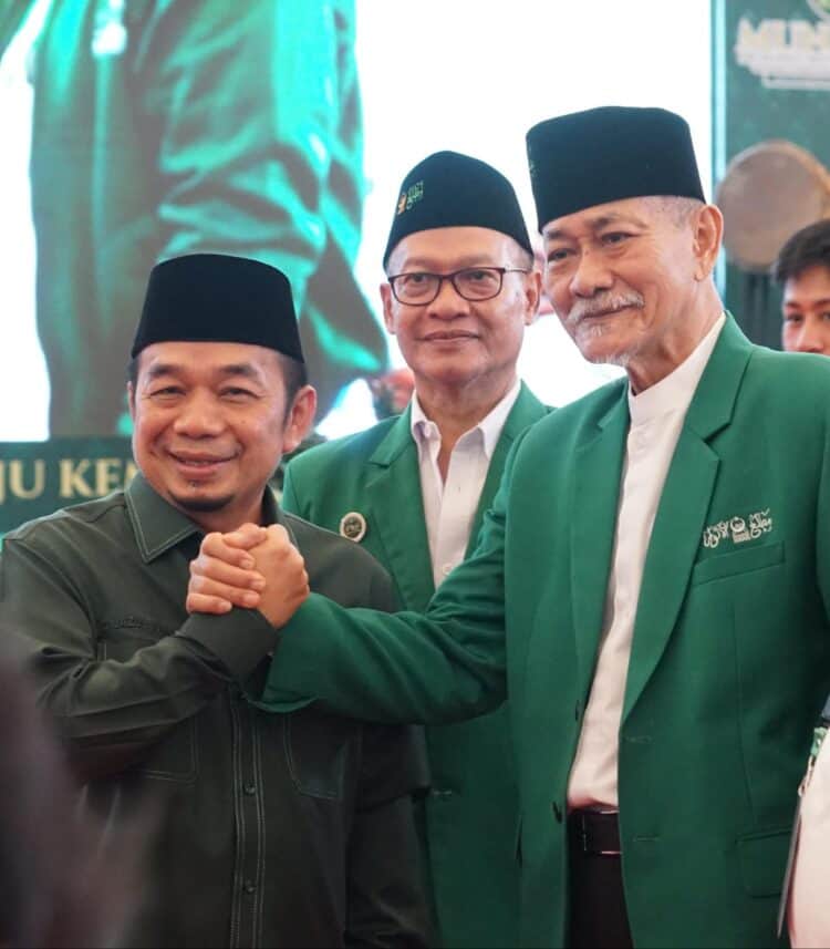 Ketum PBMA Periode 2026 - 2031 Jajuli Juwaini (kiri), bersalaman dengan mantan Ketum PBMA yang kini menjadi Ketua Majelis Amanah PBMA periode 2026–2031, Embay Mulya Syarief (kanan). (ISTIMEWA)