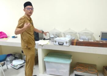 Plt Kepala UPT Metrologi Aat Andriatna, saat menunjukan peralatan tera di kantornya. (SIDIK/SATELITNEWS.COM)