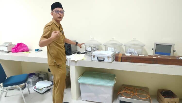 Plt Kepala UPT Metrologi Aat Andriatna, saat menunjukan peralatan tera di kantornya. (SIDIK/SATELITNEWS.COM)