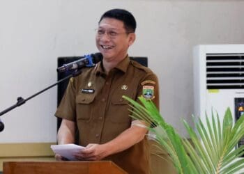 MENYAMPAIKAN ARAHAN : Sekda Banten Deden Apriandhi menyampaikan arahan diacara rakor pengelolaan keuangan dan aset dengan BPKAD se provinsi Banten. (ISTIMEWA)