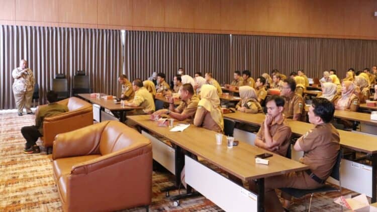 LAKUKAN MONEV : KI Banten bersama puluhan pegawai OPD Pemprov Banten, melakukan Monev.l, Rabu (15/4/2026). (ADIB FAHRI/SATELITNEWS.COM)