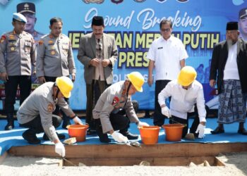 PELETAKAN BATU PERTAMA : Kapolda Banten Irjenpol Hengki melakukan peletakan batu pertama pembangunan jembatan di Kampung Sadea RT/RW 011/005, Desa Buyut, Kecamatan Jawilan, Kabupaten Serang. (ISTIMEWA)