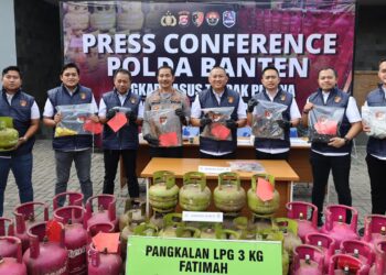 BARANG BUKTI : Personel Ditkrimsus Polda Banten menunjukkan barang bukti pengoplosan tabung gas elpiji di Mapolda Banten. (ISTIMEWA)