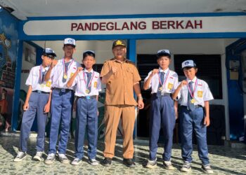 SISWA BERPRESTASI – Ke 5 siswa SMPN 1 Pandeglang, berprestasi di cabang olahraga sepak bola, berfoto dengan Kepsek nya, Rabu (15/4/2026). (ISTIMEWA)