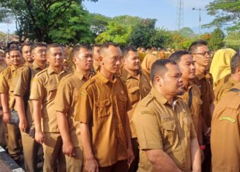 BERBARIS : Ratusan ASN Pemprov Banten berbaris usai apel pagi. Bapenda Banten berencana akan memotong atau menunda pembayaran Tukin ASN yang menunggak PKB. (ISTIMEWA)