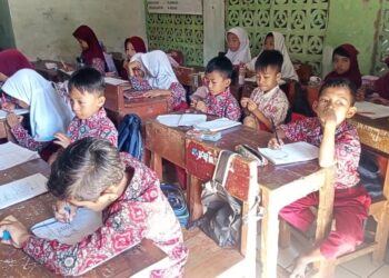 Puluhan anak didik SDN Karyabuana 02, mengikuti KBM di musola, Kamis (16/4/2026). (ISTIMEWA)