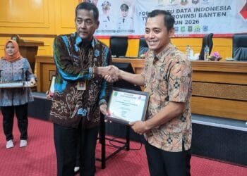 MENERIMA PENGHARGAAN : Perwakilan pegawai BPKAD Banten, menerima penghargaan di bidang SDI. (ISTIMEWA)