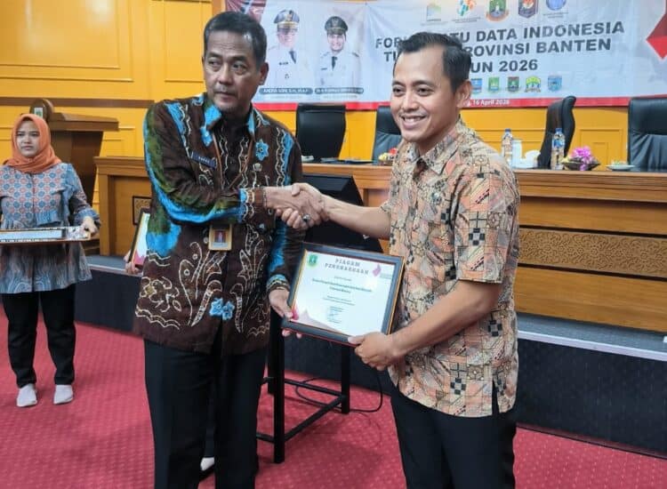 MENERIMA PENGHARGAAN : Perwakilan pegawai BPKAD Banten, menerima penghargaan di bidang SDI. (ISTIMEWA)