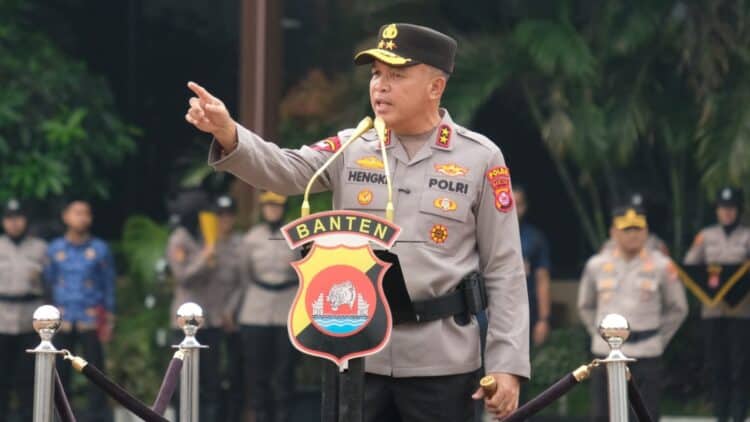 MEMIMPIN APEL : Kapolda Banten Irjenpol Hengki memimpin apel peringatan HKN di Mapolda Banten. (ISTIMEWA)