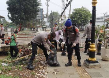 MEMBERSIHKAN LINGKUNGAN : Personel Ditbinmas dan instansi terkait lainnya, menbersihkan lingkungan di wilayah Kota Serang. (ISTIMEWA)