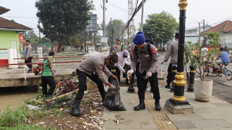 MEMBERSIHKAN LINGKUNGAN : Personel Ditbinmas dan instansi terkait lainnya, menbersihkan lingkungan di wilayah Kota Serang. (ISTIMEWA)