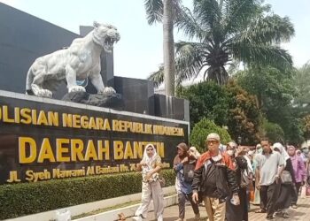 MENDATANGI MAPOLDA BANTEN : Sejumlah korban dugaan penipuan dan penggelapan koperasi BMT, mendatangi Mapolda Banten. (ISTIMEWA)