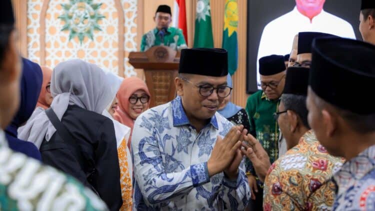 MENGHADIRI ACARA : Gubernur Andra Soni menghadiri acara silaturahmi dengan PW Muhamadiyah. (ISTIMEWA)
