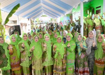 Bupati Serang Ratu Rahmatuzakiyah, berfoto bersama dengan Kader Muslimat NU Kabupaten Serang. (ISTIMEWA)