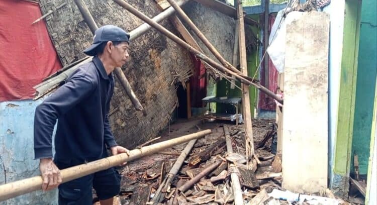 Rumah warga di Kampung Batu Lawang, Kelurahan Kalanganyar, Kecamatan Pandeglang, Kabupaten Pandeglang, roboh diterjang cuaca ekstrem, beberapa waktu lalu. (ISTIMEWA)