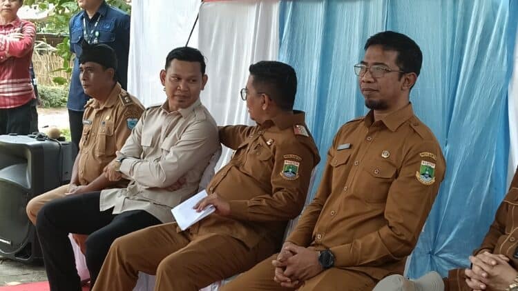 MENDENGARKAN MASUKAN : Gubernur Banten Andra Soni mendengarkan masukan dari masyarakat Ciandur, Kecamatan Saketi, Kabupaten Pandeglang. (ADIB FAHRI/SATELITNEWS.COM)