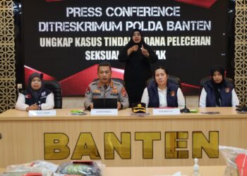 Konferensi Pers terkait kasus dugaan pencabulan dan persetubuhan, di halaman Mapolda Banten. (ISTIMEWA)