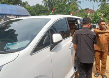 MENGGUNAKAN MOBIL LISTRIK : Gubernur Banten Andra Soni menggunakan mobil listrik sebagai implementasi penghematan energi. (ISTIMEWA)