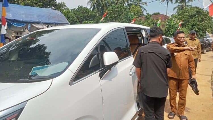 MENGGUNAKAN MOBIL LISTRIK : Gubernur Banten Andra Soni menggunakan mobil listrik sebagai implementasi penghematan energi. (ISTIMEWA)