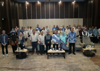 Sejumlah masyarakat, foto bersama usai menggelar pelatihan dan sertifikasi kompetensi pekerja kontruksi, belum lama ini. (ISTIMEWA)