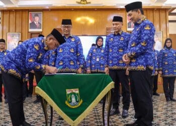 MENANDATANGANI BERITA ACARA : Gubernur Banten Andra Soni (kiri), menandatangani berita acara kepengurusan KORPRI Banten periode 2025-2030, Kamis (23/4/2026). (ADIB FAHRI/SATELITNEWS.COM)