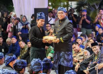 MENERIMA HASIL PANEN : Gubernur Banten alias Abah Gede, Andra Soni (kanan) menerima hasil panen dari Jaro Pamarentah Oom secara simbolis di acara Seba Baduy, Sabtu (25/4/2026) malam. (ISTIMEWA)