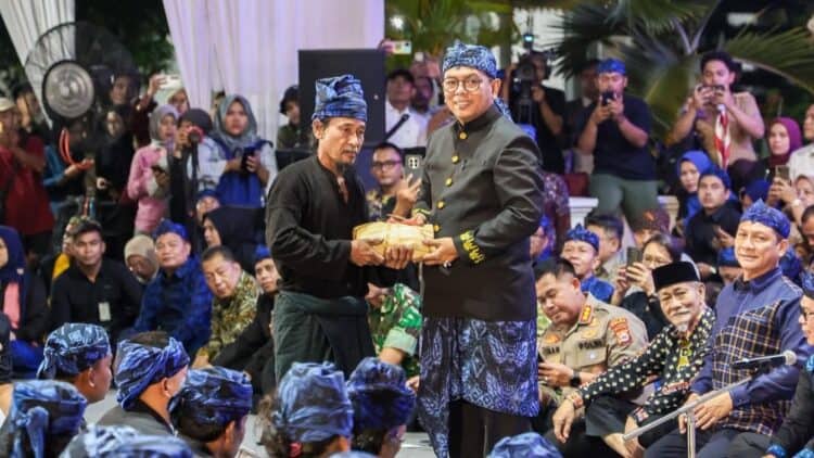 MENERIMA HASIL PANEN : Gubernur Banten alias Abah Gede, Andra Soni (kanan) menerima hasil panen dari Jaro Pamarentah Oom secara simbolis di acara Seba Baduy, Sabtu (25/4/2026) malam. (ISTIMEWA)