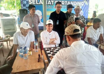 Wakil Gubernur Banten Dimyati Natakusumah, bermain catur dalam acara open turnamen catur Dimyati Cup, di obyek wisata Pesona Curug Goong, Kecamatan Mandalawangi, Kabupaten Pandeglang, Sabtu (25/4/2026). (ISTIMEWA)